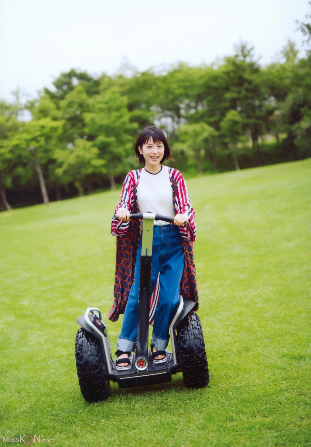 [JP] Minami Hamabe (浜辺美波): 浜辺美波フォトブック 2019年夏 (52 photos) – Page 2