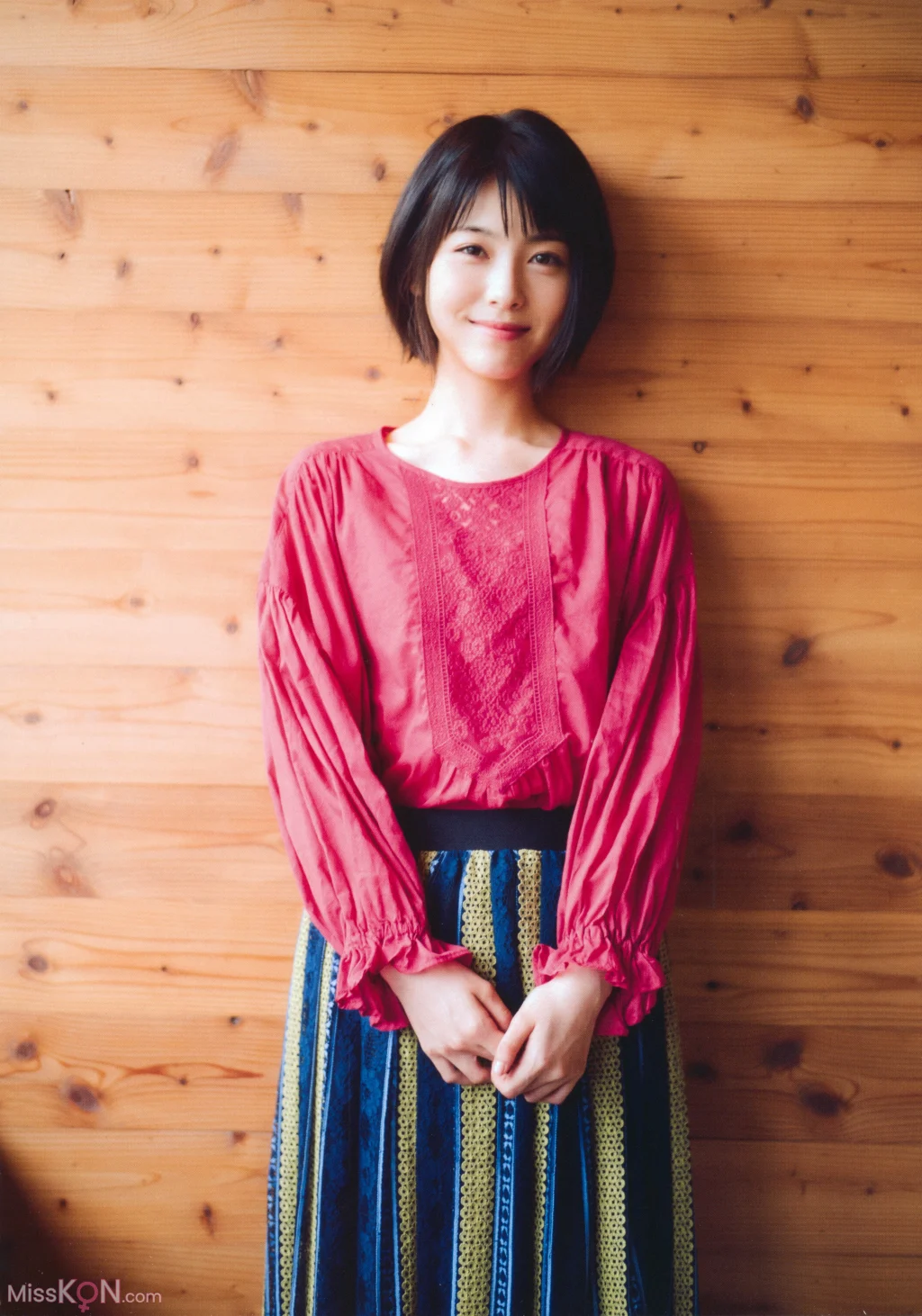 [JP] Minami Hamabe (浜辺美波): 浜辺美波フォトブック 2019年夏 (52 photos) – Page 2
