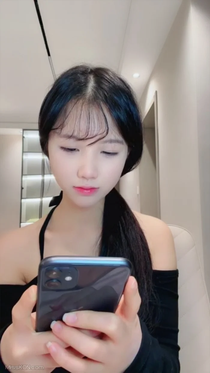 小灰灰呐: 19岁在读大学生 酒店约炮粉嫩无毛白虎内射 (45 photos + 6 videos)