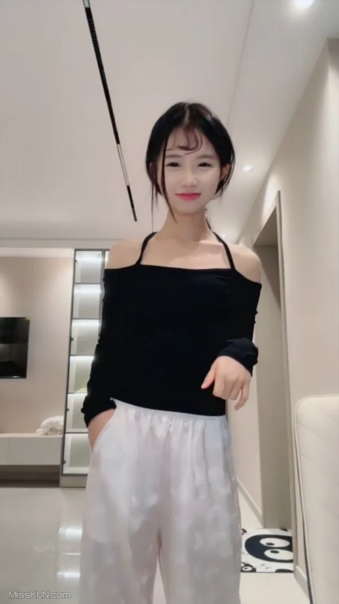 小灰灰呐: 19岁在读大学生 酒店约炮粉嫩无毛白虎内射 (45 photos + 6 videos)