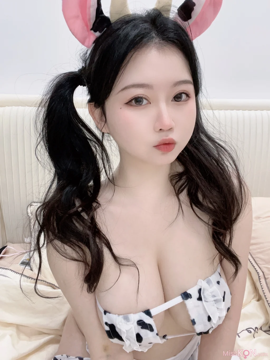 Coser@蜜桃少女是依酱呀: 奶牛 (23 photos + 4 videos) – Page 2