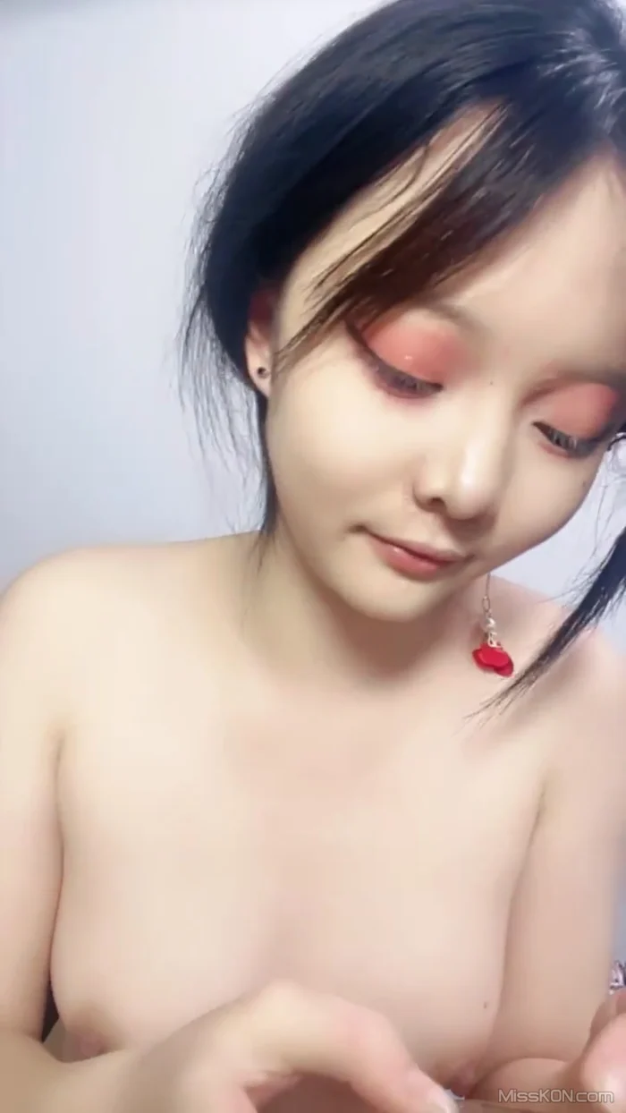 用力槽倩倩: 甜美小萝莉 热门歌曲 裸舞狂跳 (36 photos + 5 videos)