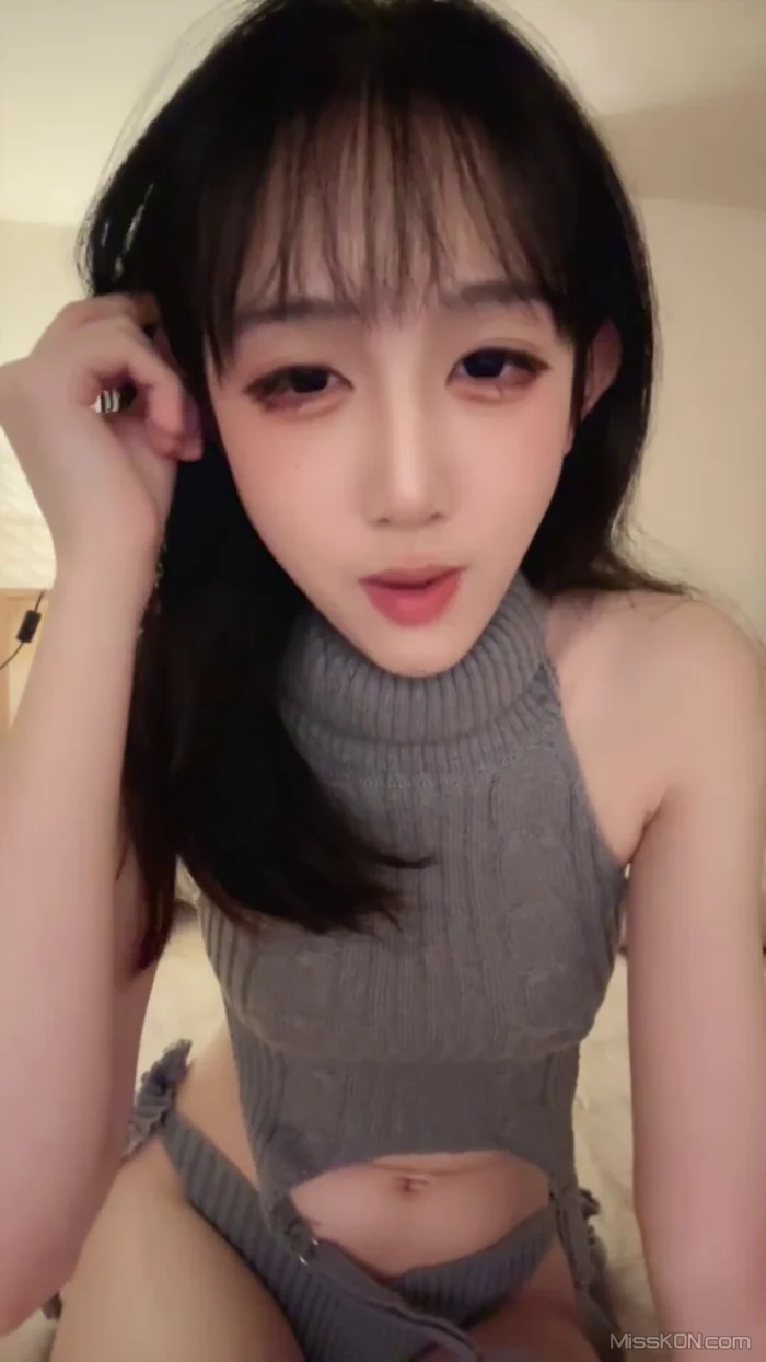张包包: 最顶级校花 颜值巅峰小美女 (30 photos + 4 videos)