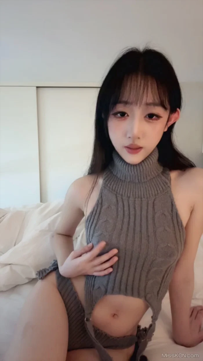 张包包: 最顶级校花 颜值巅峰小美女 (30 photos + 4 videos)