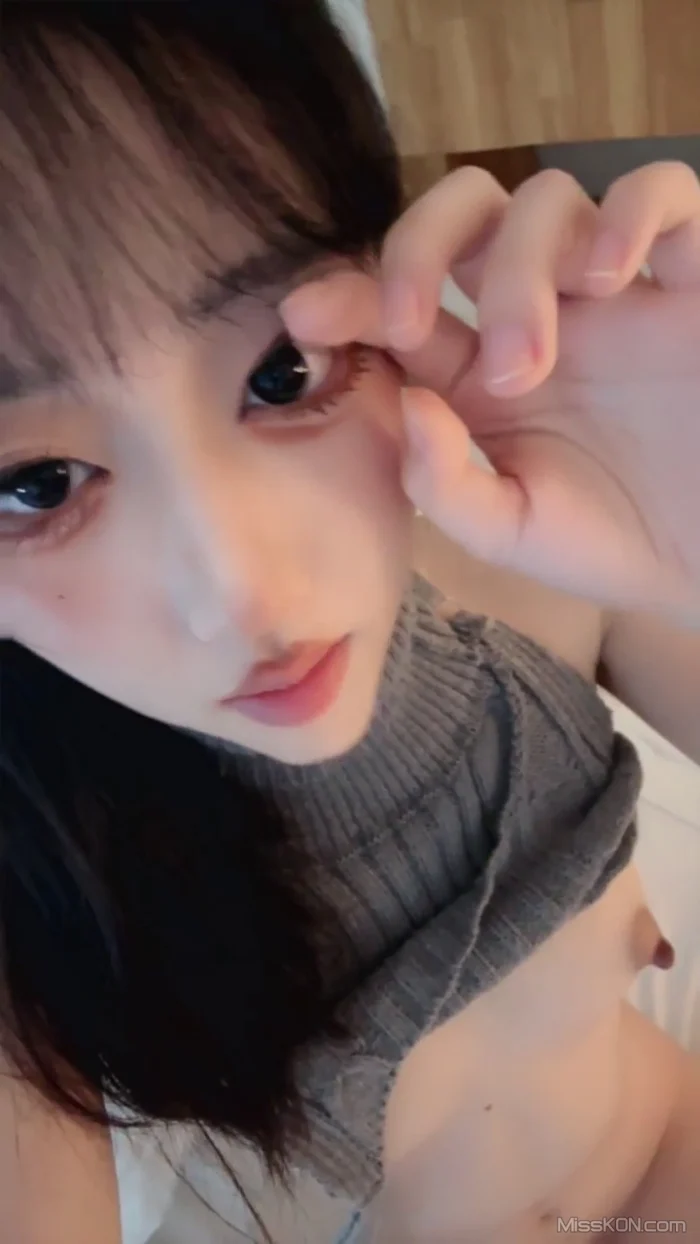 张包包: 最顶级校花 颜值巅峰小美女 (30 photos + 4 videos)