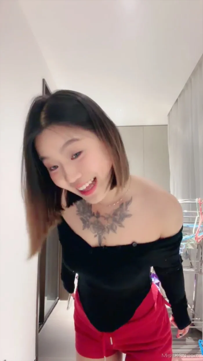 美少女壮壮: 新人绿播下海 (39 photos + 6 videos)