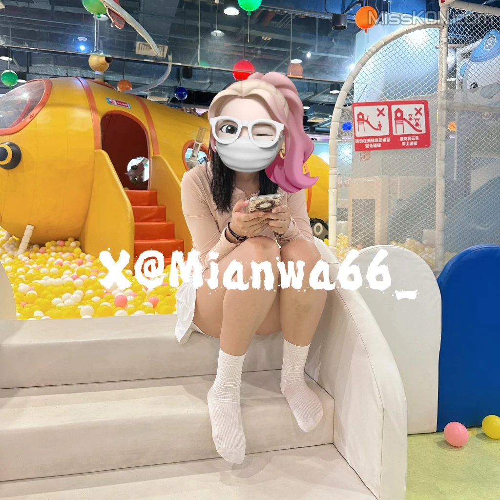 女友棉袜: X人气大神娇妻 瑜伽裤白袜 (53 photos + 46 videos)