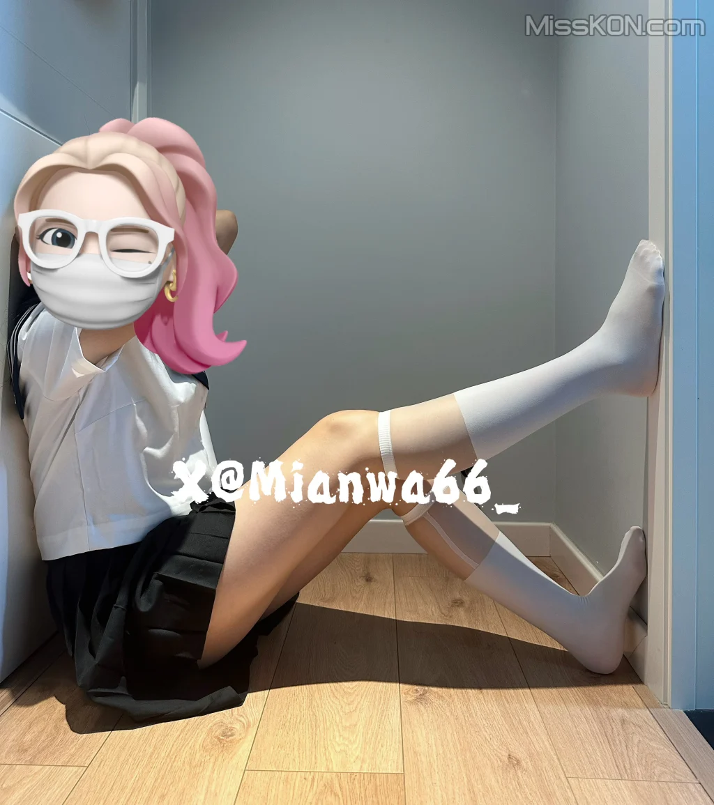 女友棉袜: X人气大神娇妻 瑜伽裤白袜 (53 photos + 46 videos)