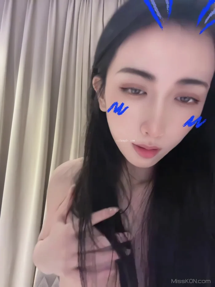 甜桃: 超高颜值 极品身材反差炸裂 玩法花样百出 (124 photos + 81 videos)