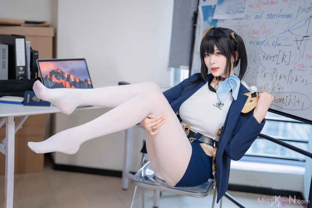 Coser@轩萧学姐: Nikke胜利女神 索拉 (50 photos)