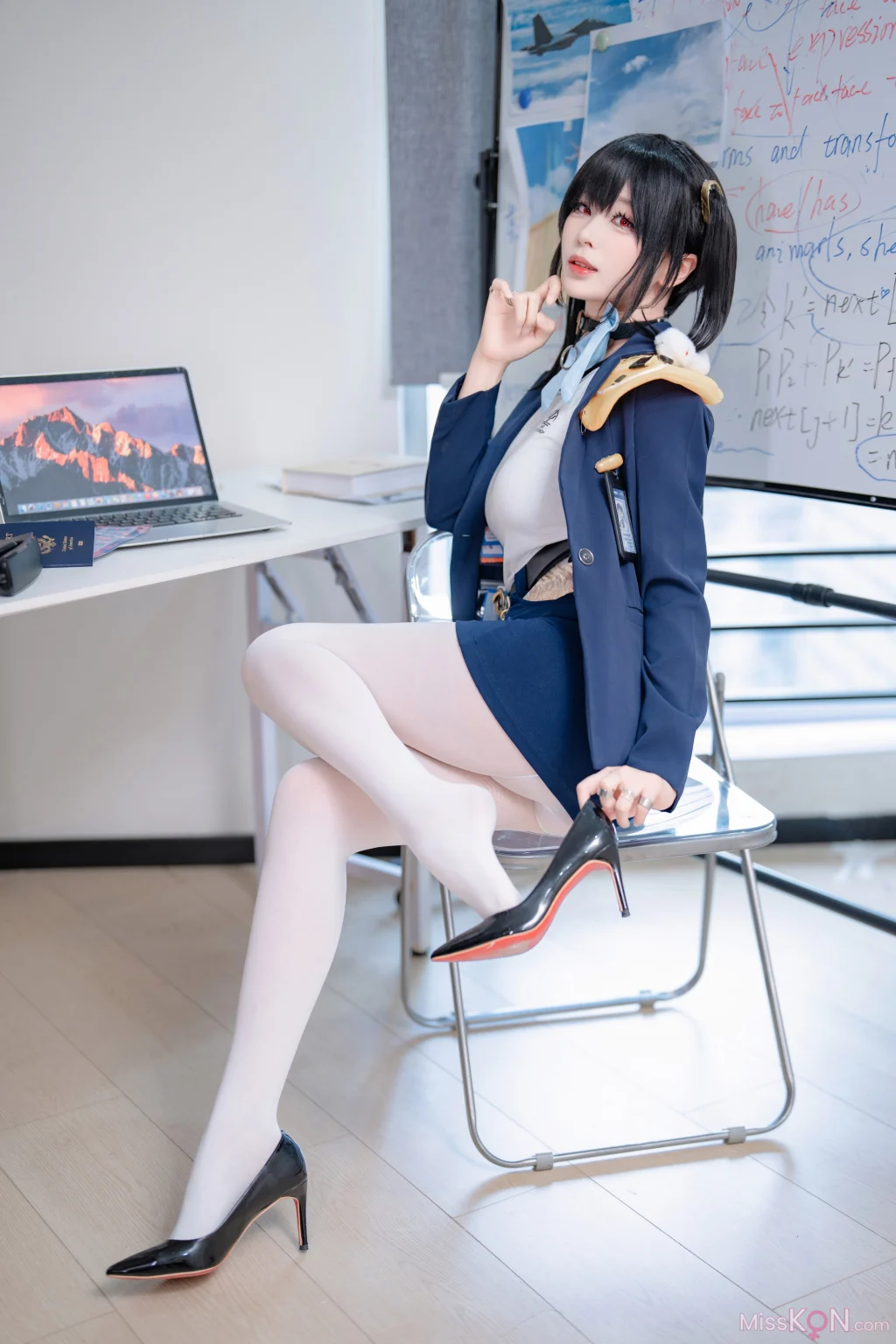 Coser@轩萧学姐: Nikke胜利女神 索拉 (50 photos)