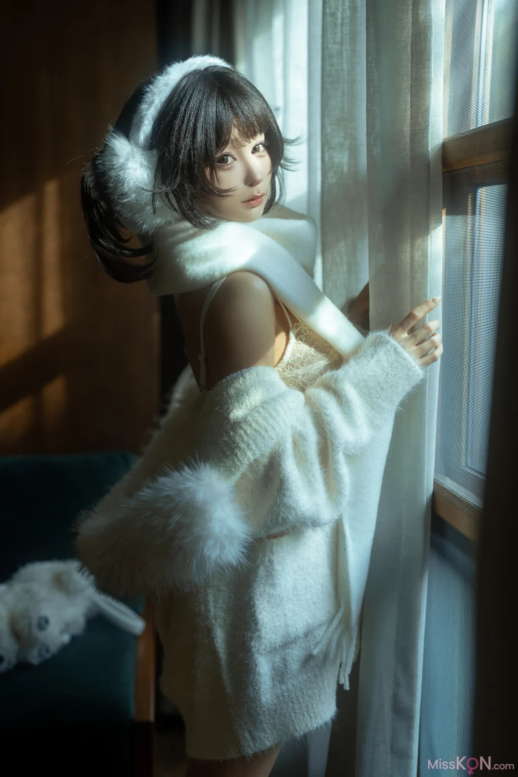 Coser@蠢沫沫 (chunmomo): 白毛衣 (18 photos + 1 video)