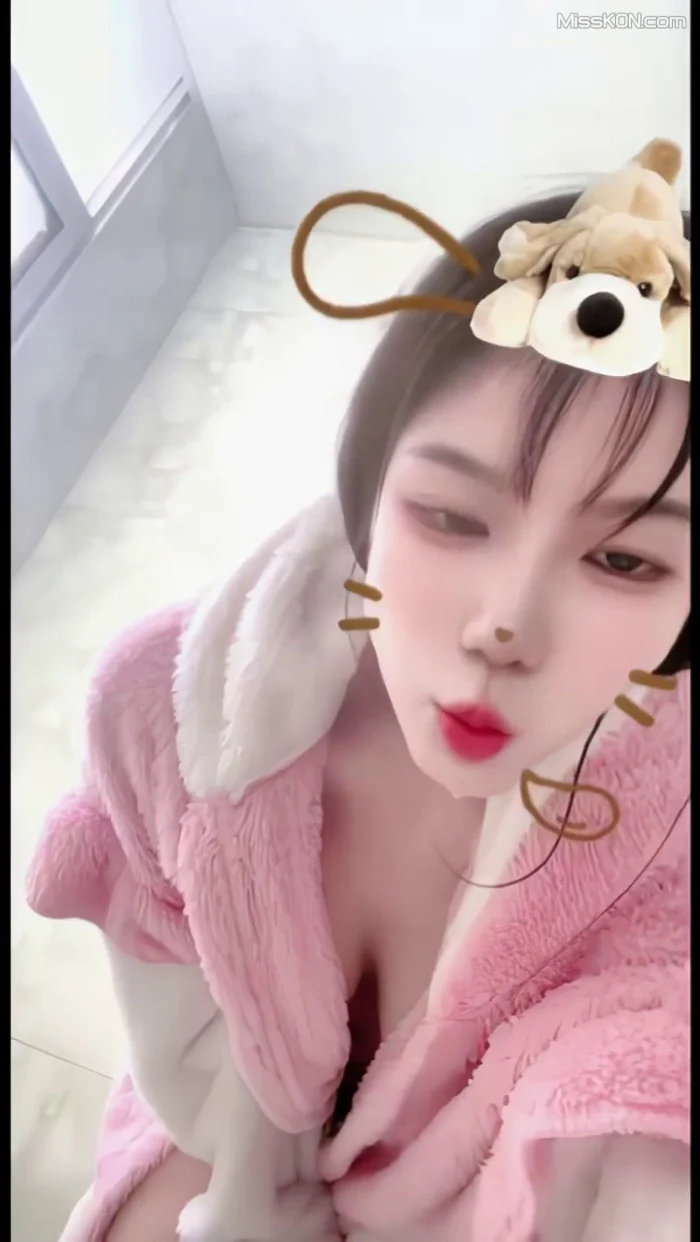 小肉丸子: 巨乳绿茶主播福利视频 (68 photos + 24 videos)
