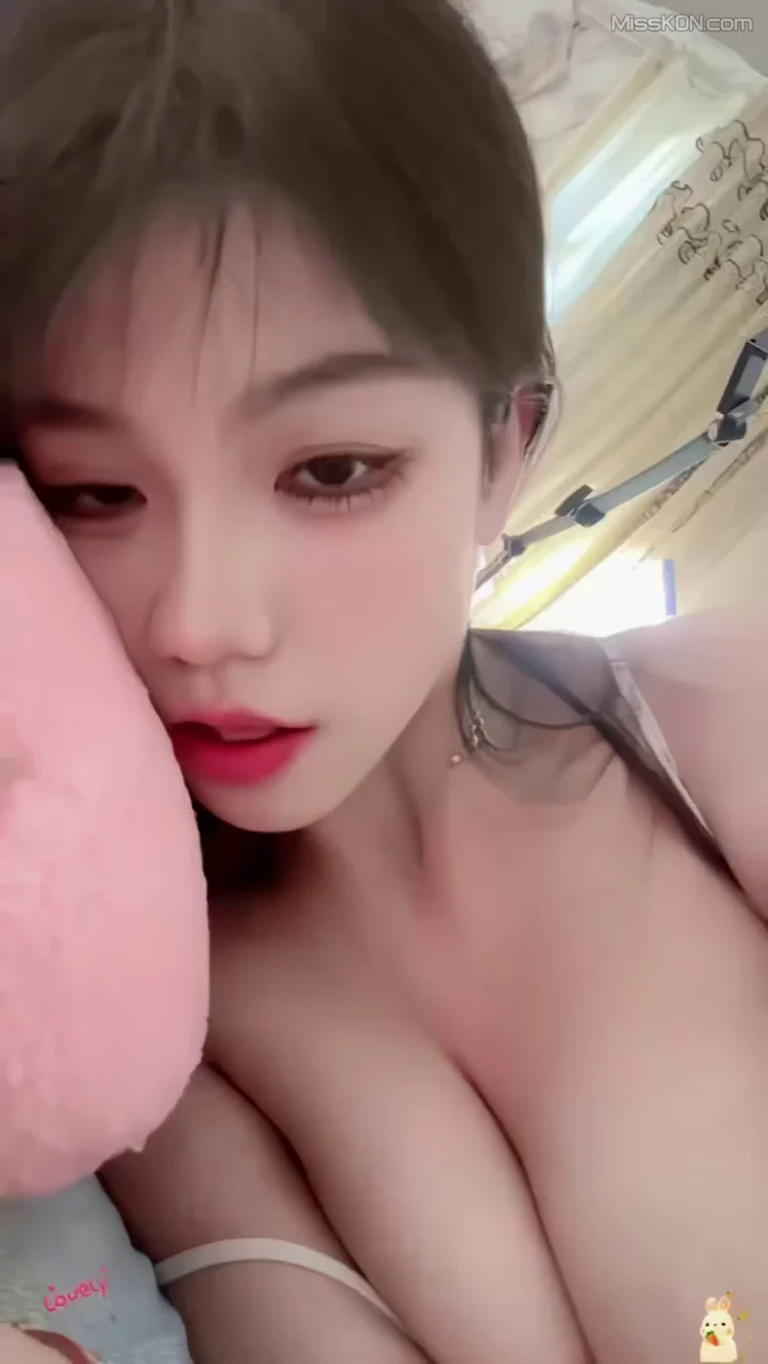 小肉丸子: 巨乳绿茶主播福利视频 (68 photos + 24 videos)