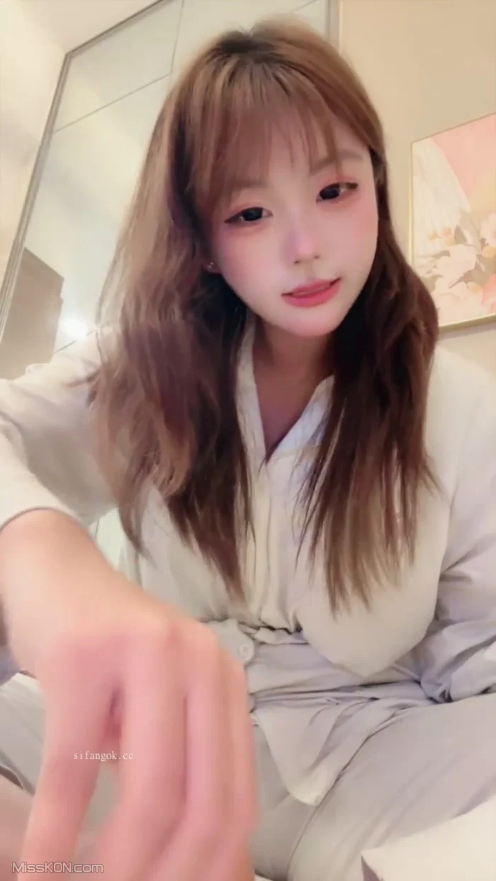 西不西: 顶级校花 舌吻吃鸡 (20 photos + 7 videos)