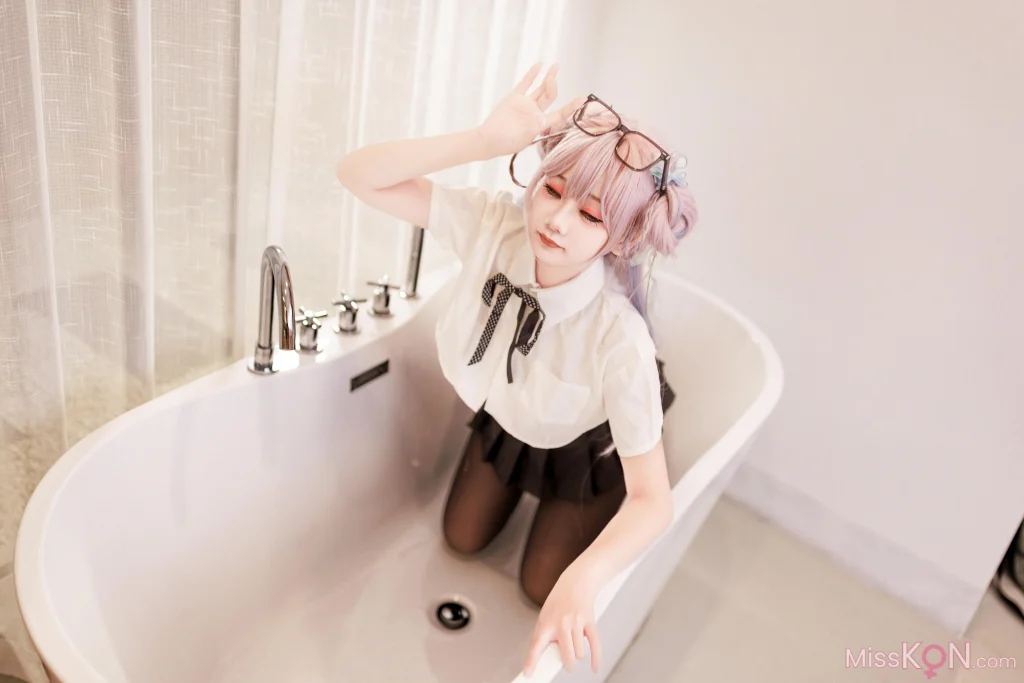 Coser@阿雪雪: 居家女高 (64 photos + 2 videos)