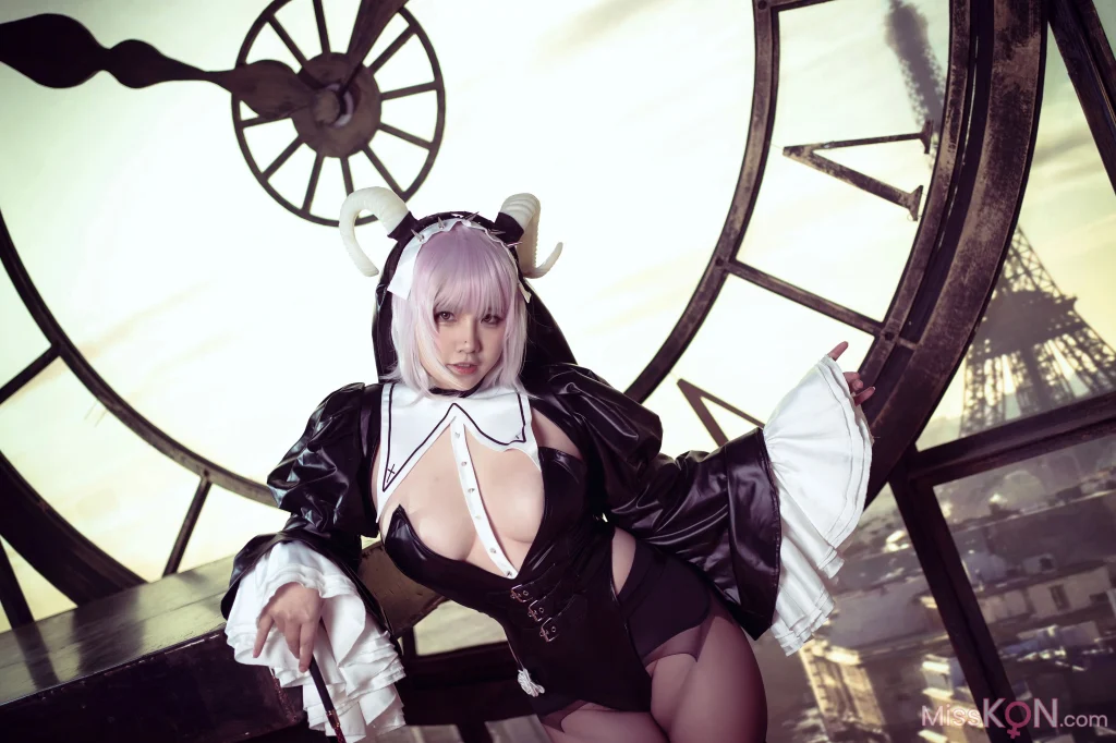 Coser@阿半今天很开心: 开裆裤恶魔 (75 photos + 2 videos)