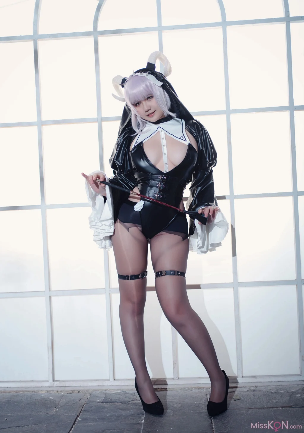 Coser@阿半今天很开心: 开裆裤恶魔 (75 photos + 2 videos)