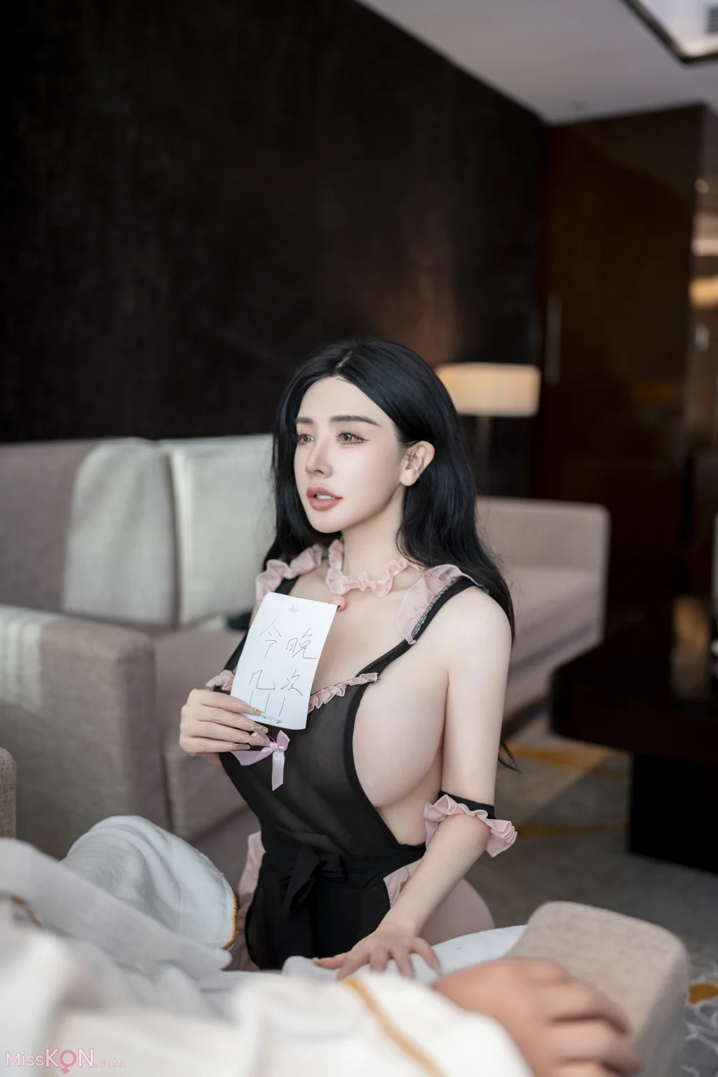 [内购无水印] 潘思沁: 秀人网模特 粉色透视情趣女仆制服的服务 (89 photos)