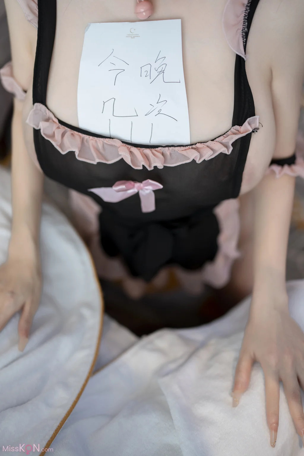 [内购无水印] 潘思沁: 秀人网模特 粉色透视情趣女仆制服的服务 (89 photos)