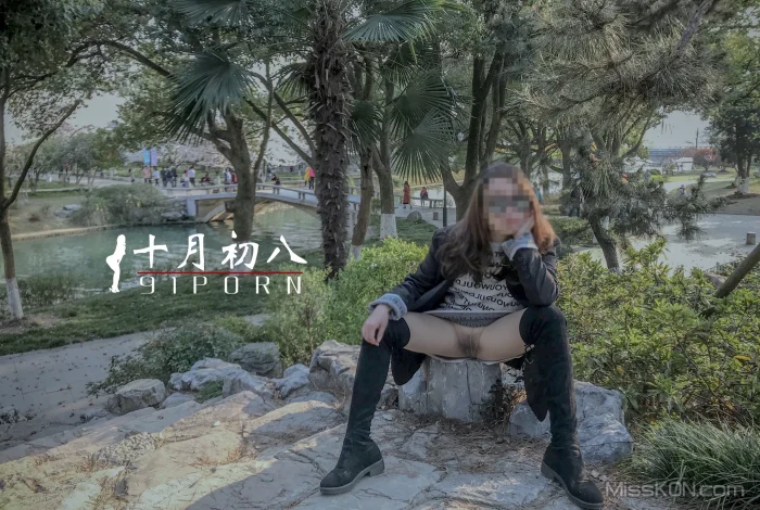 十月初八: 人前露出私拍合集 (645 photos + 8 videos)