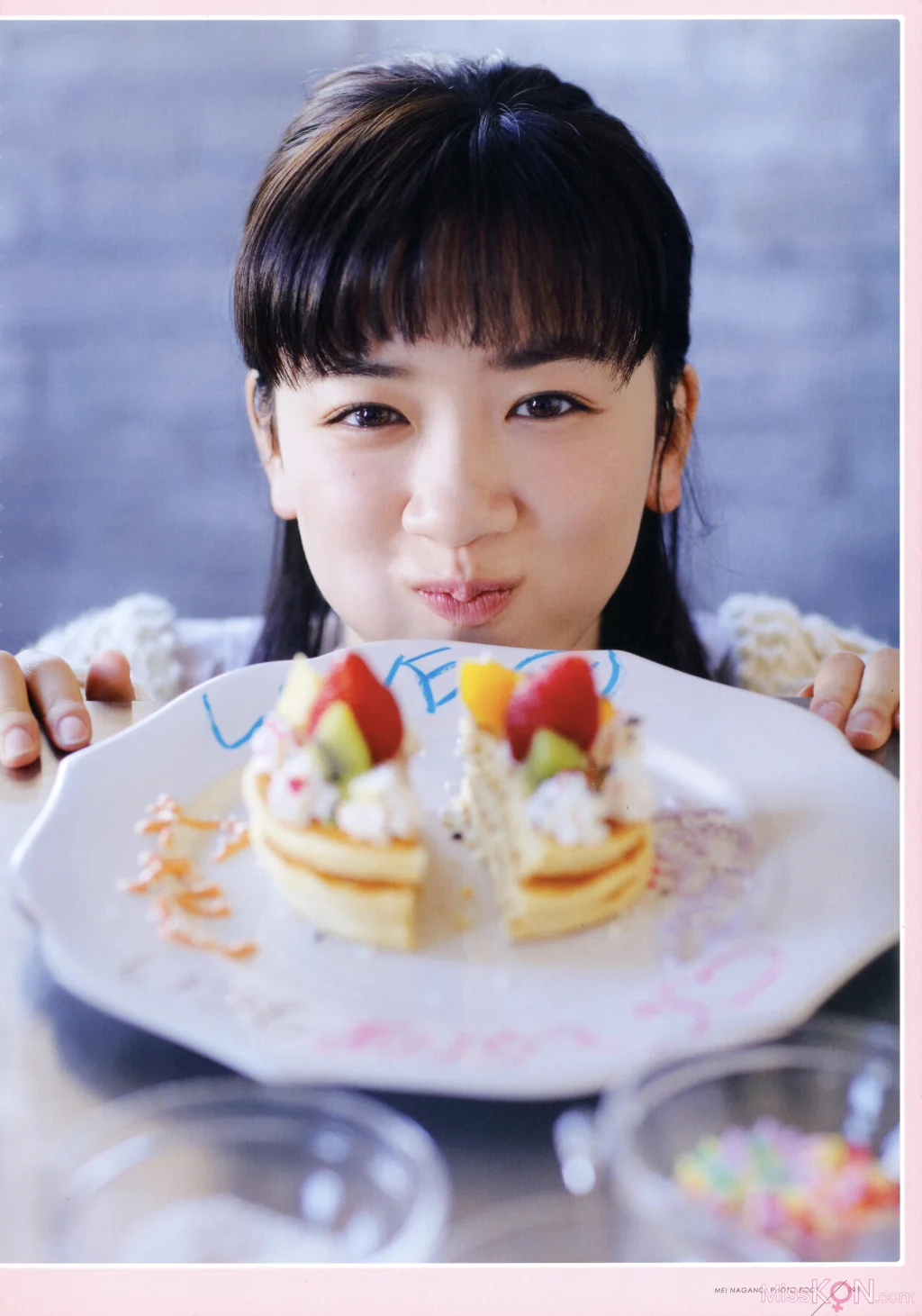 [JP] Mei Nagano (永野芽郁): PHOTO BOOK「永野芽郁 in 半分、青い。」 (94 photos)