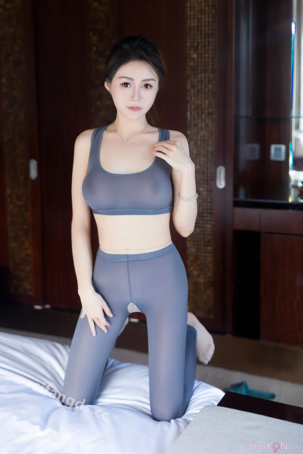 [XR Uncensored] 林幼一: R18 秀人网模特 瑜伽教练上门授课 (97 photos + 1 video)