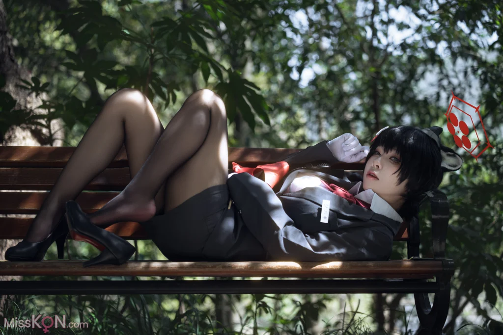 Coser@矢量鱼: 蔚蓝档案 椿 黑丝导游 (32 photos)