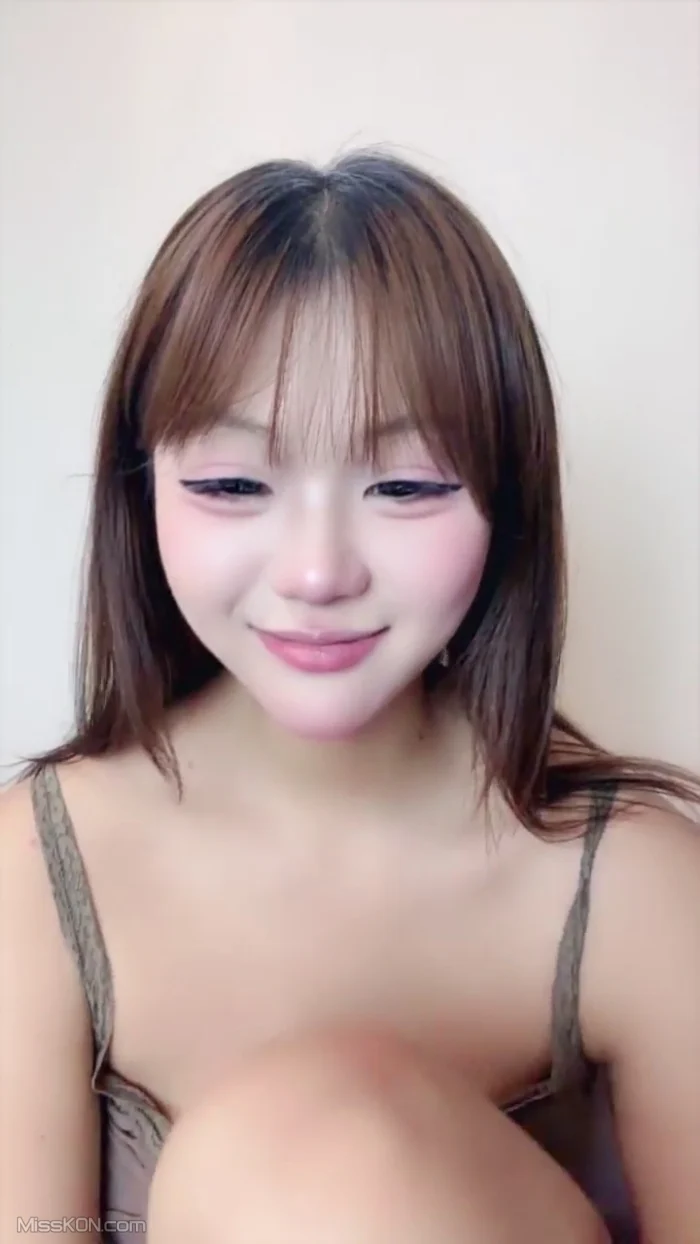 [OtherXXX] 芭比: 极品校花 酒店约网友无套大秀 (35 photos + 4 videos)