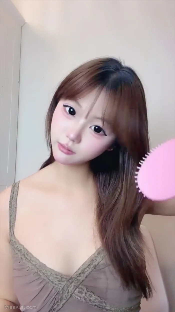 [OtherXXX] 芭比: 极品校花 酒店约网友无套大秀 (35 photos + 4 videos)