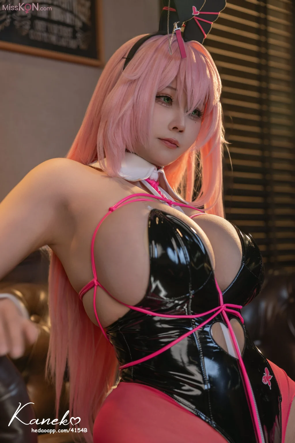 Coser@KANEKO_咔喵: Nikke 薇尔维特 (18 photos + 1 video)